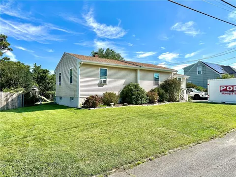 100 Robert Gray Ave, Tiverton, RI 02878