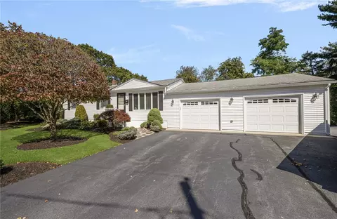 40 Quail Hollow Rd, Cranston, RI 02920