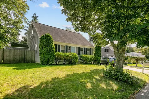 62 Beachmount Ave, Bristol, RI 02809