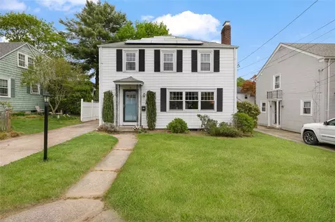 8 Dartmouth Ave, Warwick, RI 02888