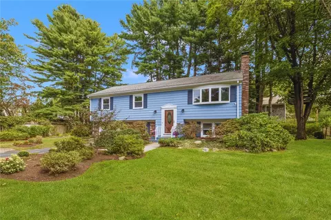7 Cheshire Dr, Barrington, RI 02806