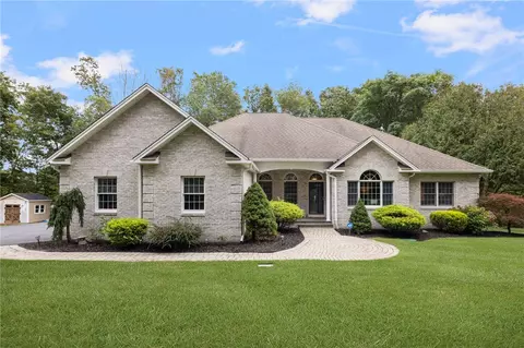25 Hillside Rd, Cumberland, RI 02864
