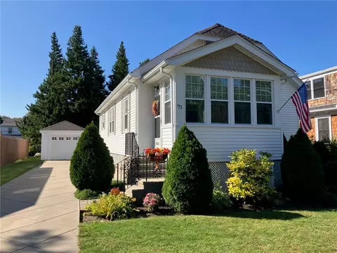 93 Crown Ave, Riverside, RI 02915