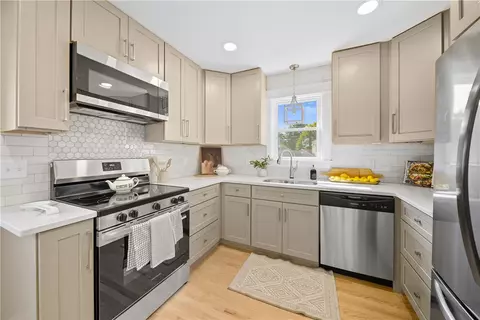 21 St George St, West Warwick, RI 02893 photo 11