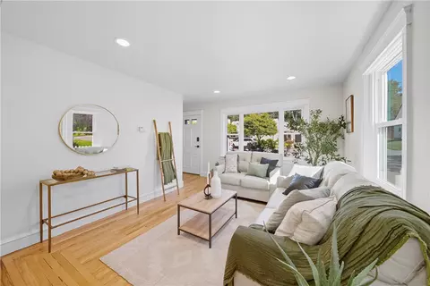 21 St George St, West Warwick, RI 02893 photo 9