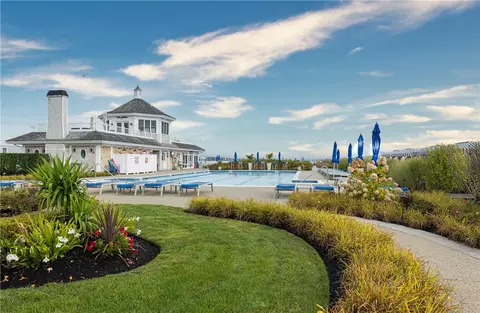 44 Wimbledon Cir, Portsmouth, RI 02871