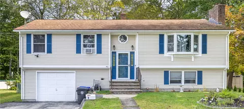 9 Regnaiere Ct, West Warwick, RI 02893