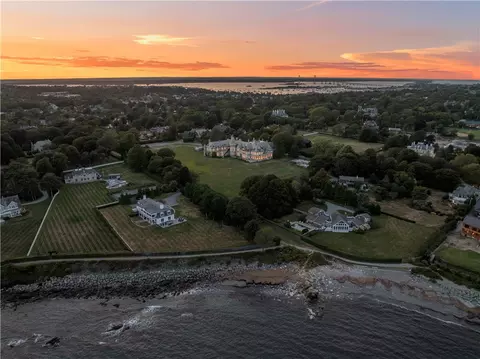 207 Ruggles Ave, Newport, RI 02840