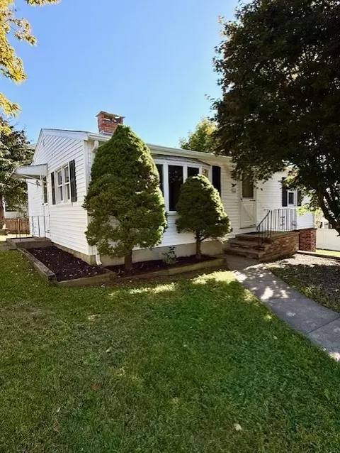 91 Earle St, Cumberland, RI 02864