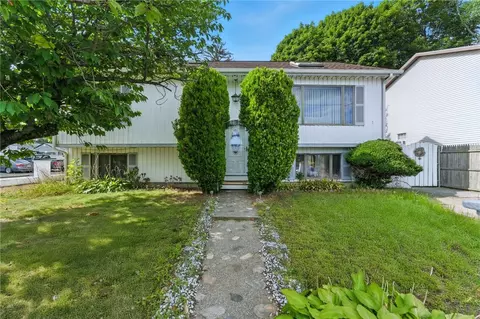 26 Bowles Ct, Pawtucket, RI 02860