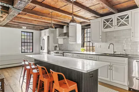 35 Second St, Newport, RI 02840