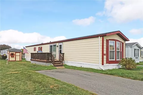 56 Bayview Pkwy, Middletown, RI 02842