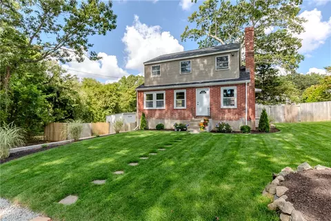 35 Saratoga Rd, Warwick, RI 02886