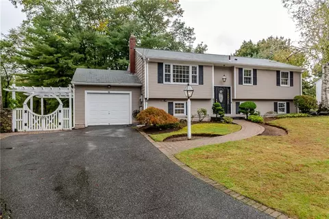 11 Cahir Ct, Warwick, RI 02889