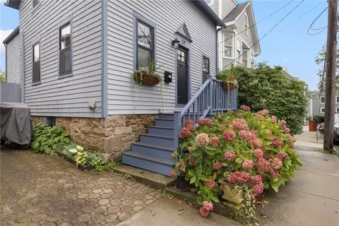 29 Bacheller St, Newport, RI 02840