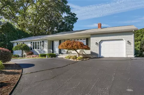 52 Bayview Dr, West Warwick, RI 02893