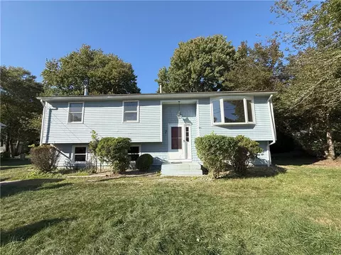 7 Leatherleaf Rd, Narragansett, RI 02882