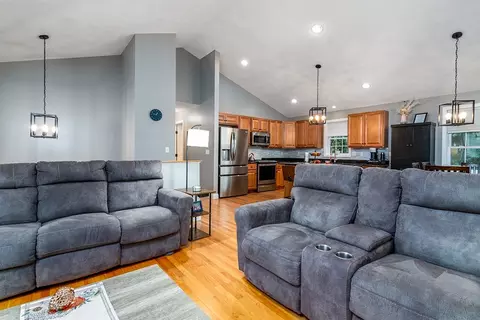 60 Fieldside Dr, Woonsocket, RI 02895 photo 9