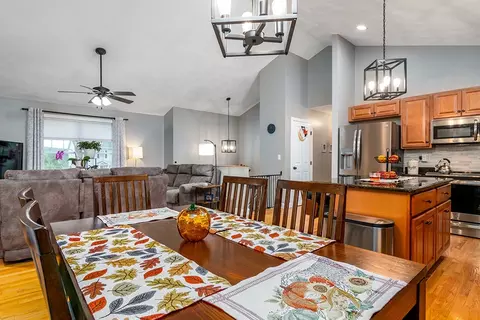 60 Fieldside Dr, Woonsocket, RI 02895 photo 4