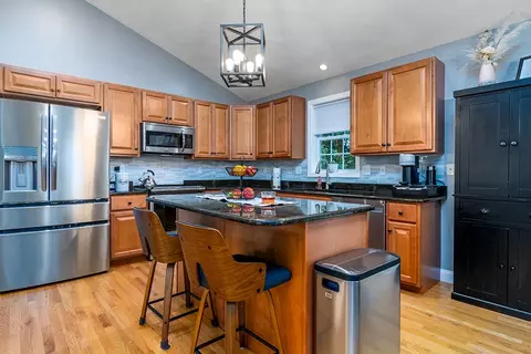 60 Fieldside Dr, Woonsocket, RI 02895 photo 2