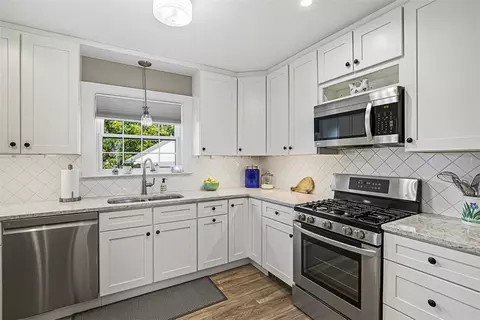 Kitchen - 124 Meadow Rd, Woonsocket, RI 02895 photo 4 of 6