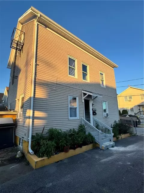 21 Noyes Ave, Providence, RI 02907