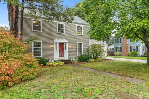 136 Hoyt Ave, Rumford, RI 02916