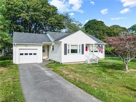 6 Randall Ln, Portsmouth, RI 02871