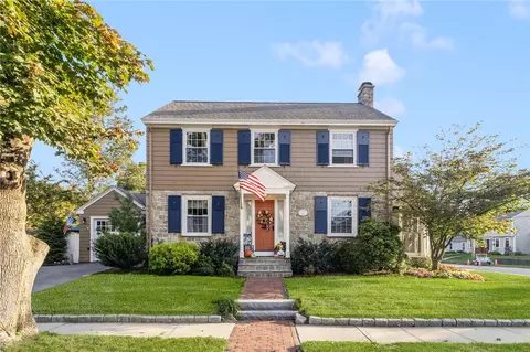 292 Country Club Dr, Warwick, RI 02888