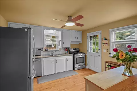 95 Roosevelt St, Warwick, RI 02888 photo 6