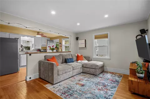 95 Roosevelt St, Warwick, RI 02888 photo 2