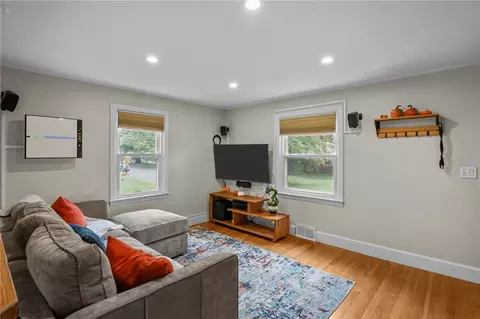 95 Roosevelt St, Warwick, RI 02888 photo 3