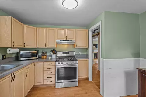 Kitchen - 71 Macarthur Dr, Warwick, RI 02889 photo 3 of 3