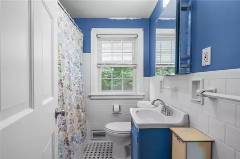 Bath - 71 Macarthur Dr, Warwick, RI 02889 photo 2 of 2