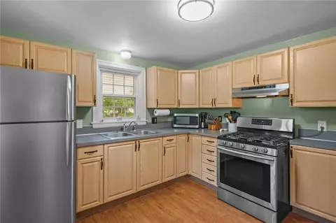 Kitchen - 71 Macarthur Dr, Warwick, RI 02889 photo 2 of 3