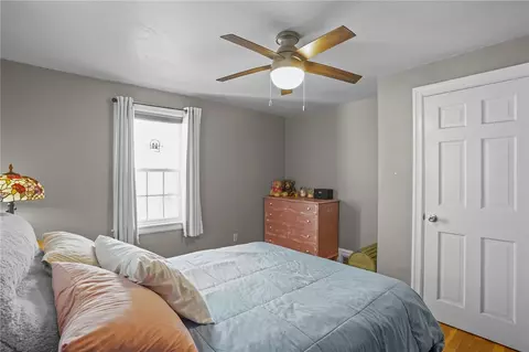 Bedroom - 71 Macarthur Dr, Warwick, RI 02889 photo 2 of 8