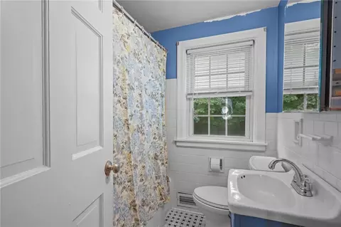 Bath - 71 Macarthur Dr, Warwick, RI 02889 photo 1 of 2