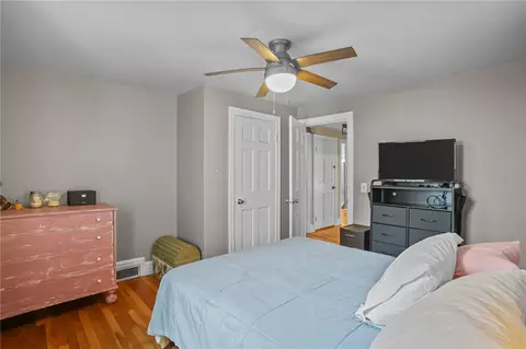 Bedroom - 71 Macarthur Dr, Warwick, RI 02889 photo 3 of 8