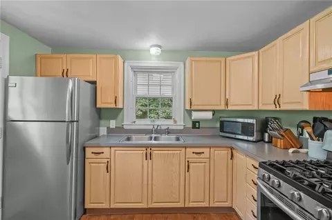 Kitchen - 71 Macarthur Dr, Warwick, RI 02889 photo 1 of 3