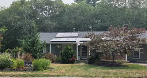 77 Fairfield Dr, North Kingstown, RI 02852