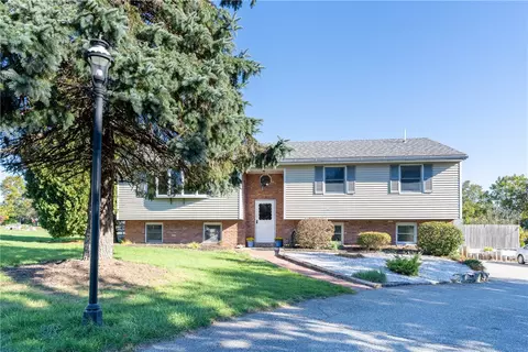 49 Dexter St, Portsmouth, RI 02871