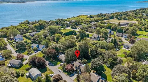 71 Mohawk Dr, Portsmouth, RI 02871
