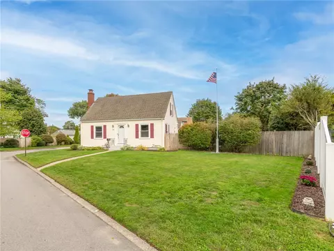 25 Woodbine St, Riverside, RI 02915