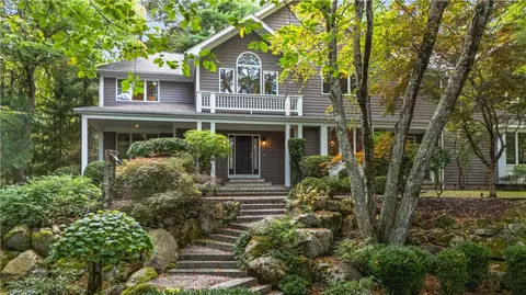 60 Pheasant Dr, East Greenwich, RI 02818
