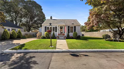 38 Parade Rd, Warwick, RI 02886