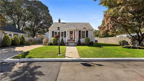 38 Parade Rd, Warwick, RI 02886
