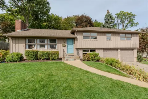 22 Whitewood Dr, Cranston, RI 02920