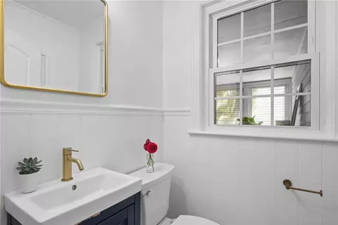 Bath - 19 Harborview Ave, Bristol, RI 02809 photo 1 of 3