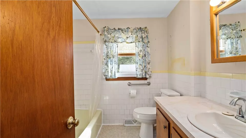 Bath - 54 Pheasant Ave, Warwick, RI 02886 photo 1 of 1