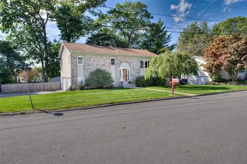25 Woodcrest Dr, Johnston, RI 02919